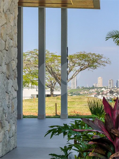 Indaiatuba - Condominio Villa Sapezal - 318 m² de Terreno - 230 m² de Área Construída - 3 suítes, sendo 1 Master com closet planejado - Sala de TV - Sala de estar integrada à Sala de jantar - Cozinha com móveis planejados - Despensa - Escritório planejado - Lavabo - Piscina com preparação para aquec