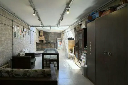 Sobrado com 3 quartos e garagem para 5 veículos.
