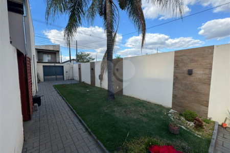 Sobrado á venda com Edícula, no Jardim Embaré, em São Carlos-SP.