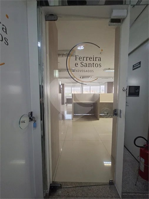 SALA COMERCIAL DE 90 M² COM 12 BAIAS, SALA DE REUNIÃO, AR-CONDICIONADO CENTRAL E 2 VAGAS!
