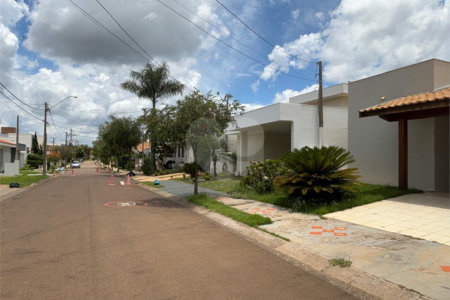 Vende-se casa no Village Damha II