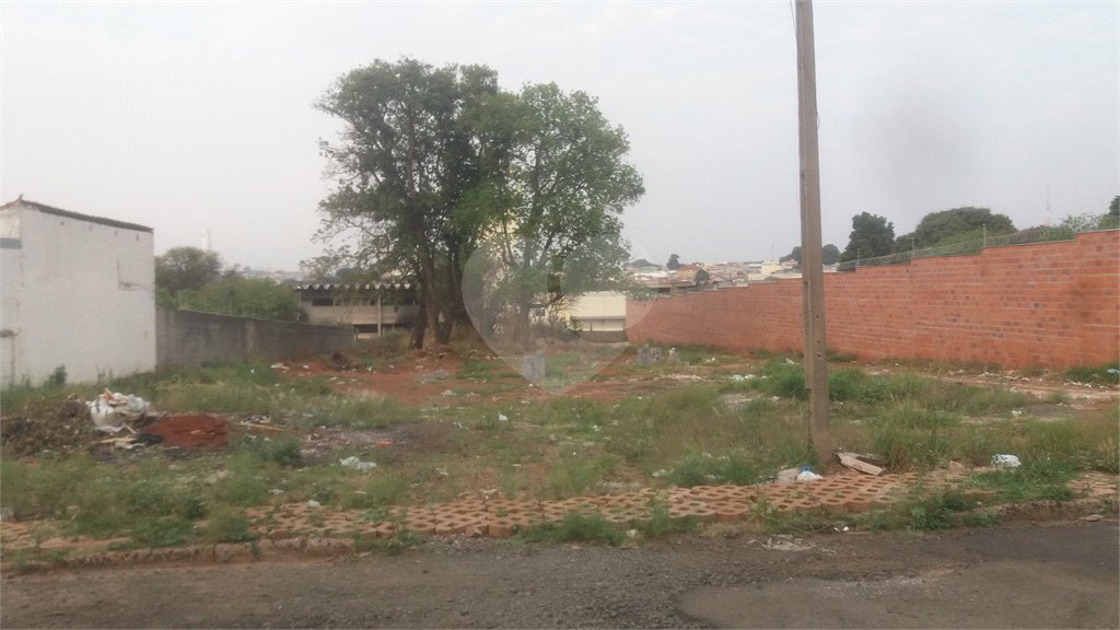 Terreno com 2.201,56 m² de área total.