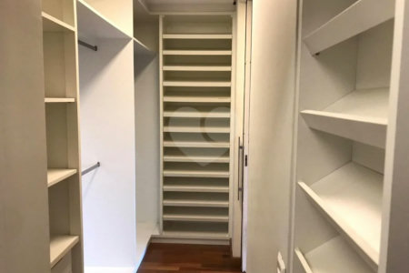 Apto 220 metros no Campo Belo. varanda, 5 vagas, 3 suítes. Visite