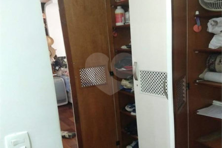 Apartamento na Vila Nova Conceição de 100m2 com 2 dorms, 1 suíte , 3 banheiros, 2 vagas. Estuda permuta.