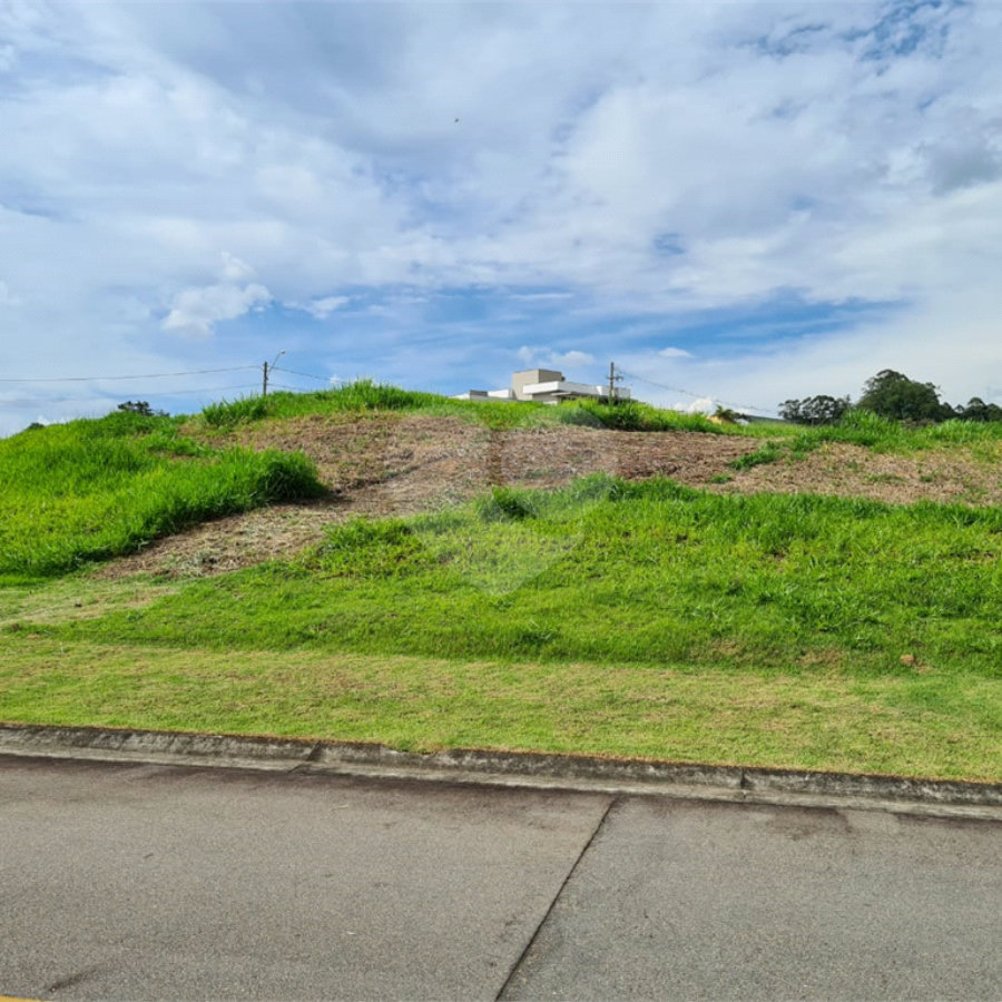 Terreno à Venda em Condomínio de Alto Padrão na Cidade de Vinhedo/SP.