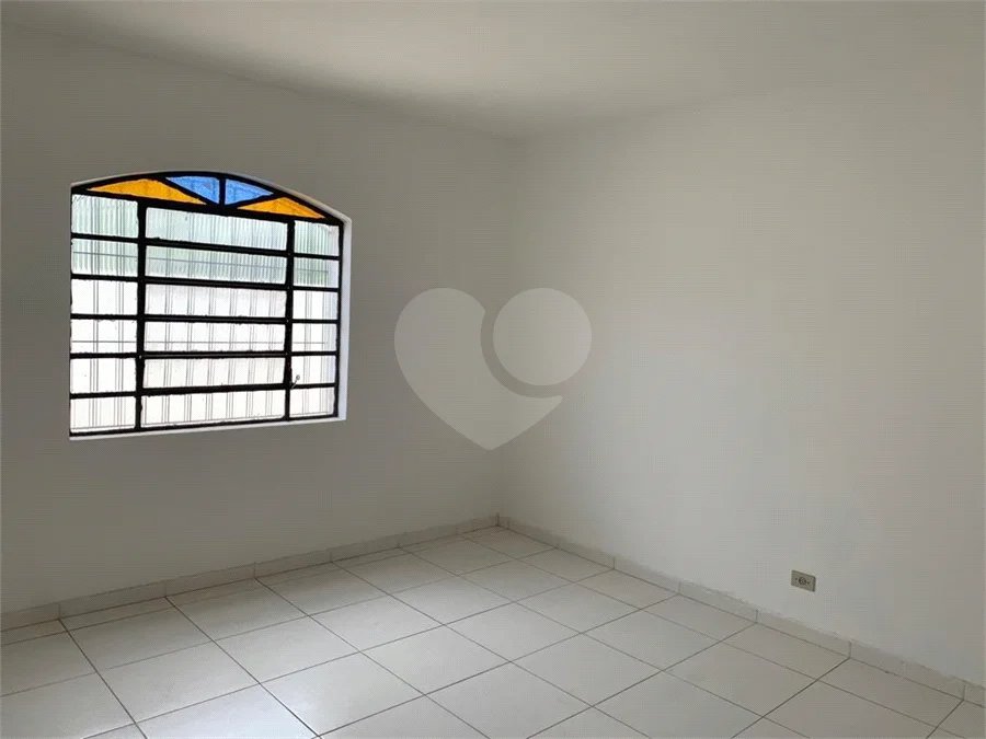 Casa espaçosa com 3 quartos, suíte, quintal e 2 vagas na Vila Santa Catarina