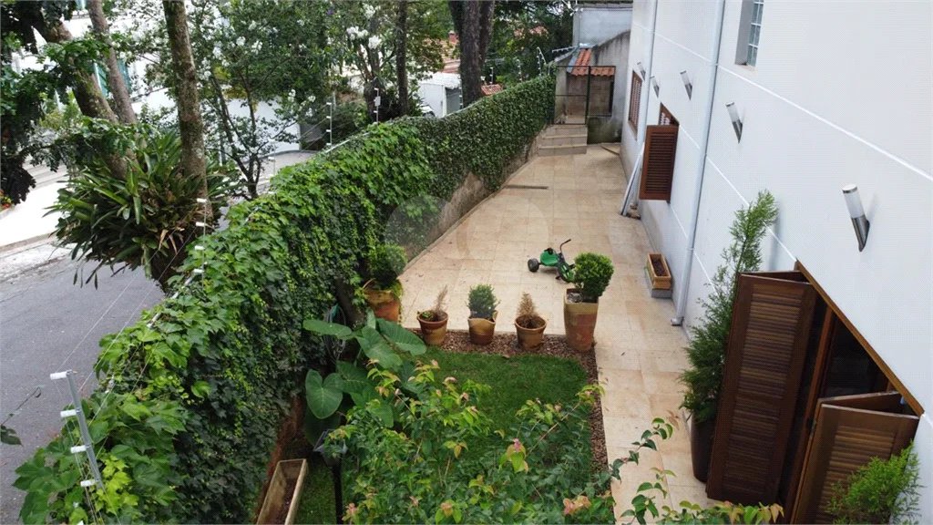 Lindo sobrado, possui 3 dormitórios, sendo 1 suíte master com sacada, banheira, e 4 vagas