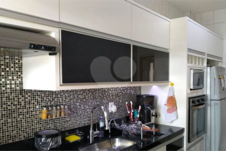 Apartamento com três dormitórios no Bom Retiro.