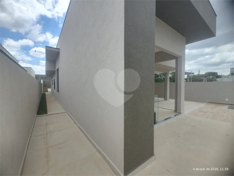 Casa exclusiva em Atibaia de alto padrão com 3 suítes, piscina, espaço gourmet, condomínio fechado, aceita financiamento