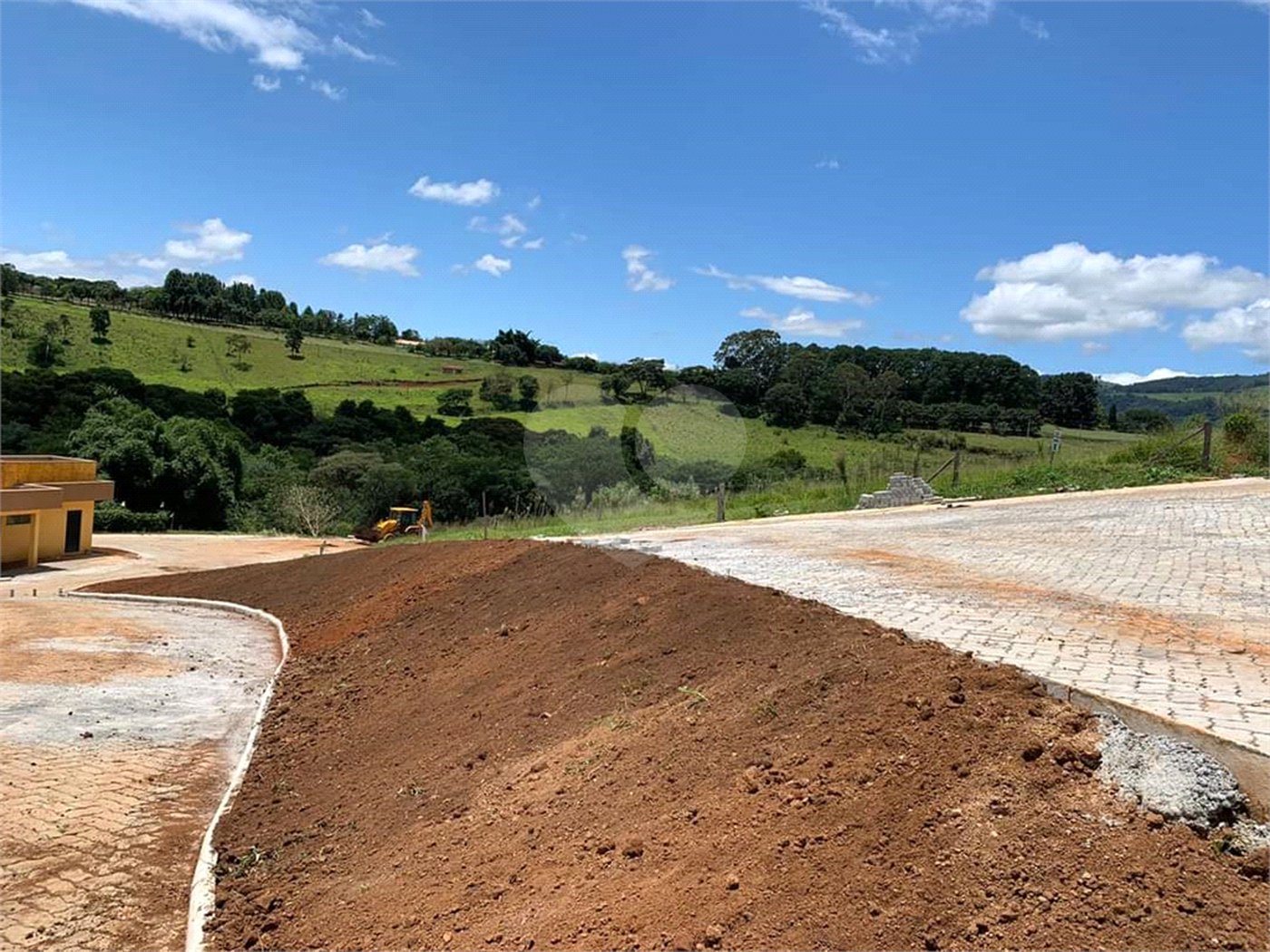 Terreno em Joanópolis com 1.000 metros, condomínio fechado com portaria e segurança, pronto para construir