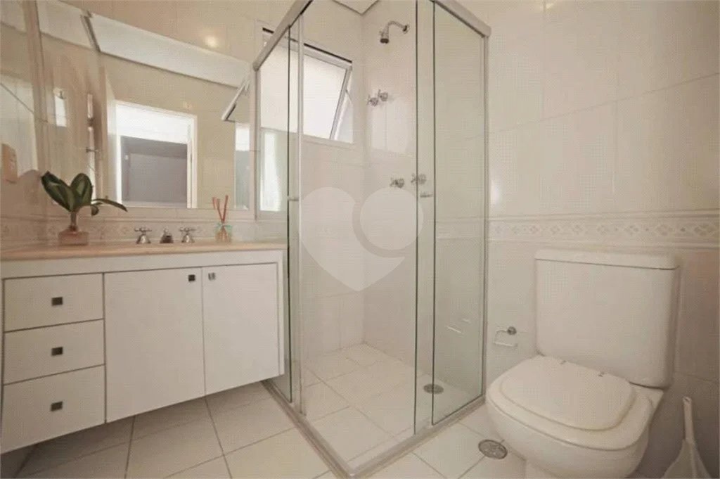 Casa à venda ou para alugar com 5 quartos, sendo 3 suítes, no condomínio Villa Florida, São Paulo - SP