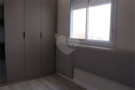 Apartamento 2 dormitórios, 1 suíte, 2 banheiros e 1 vaga de garagem.