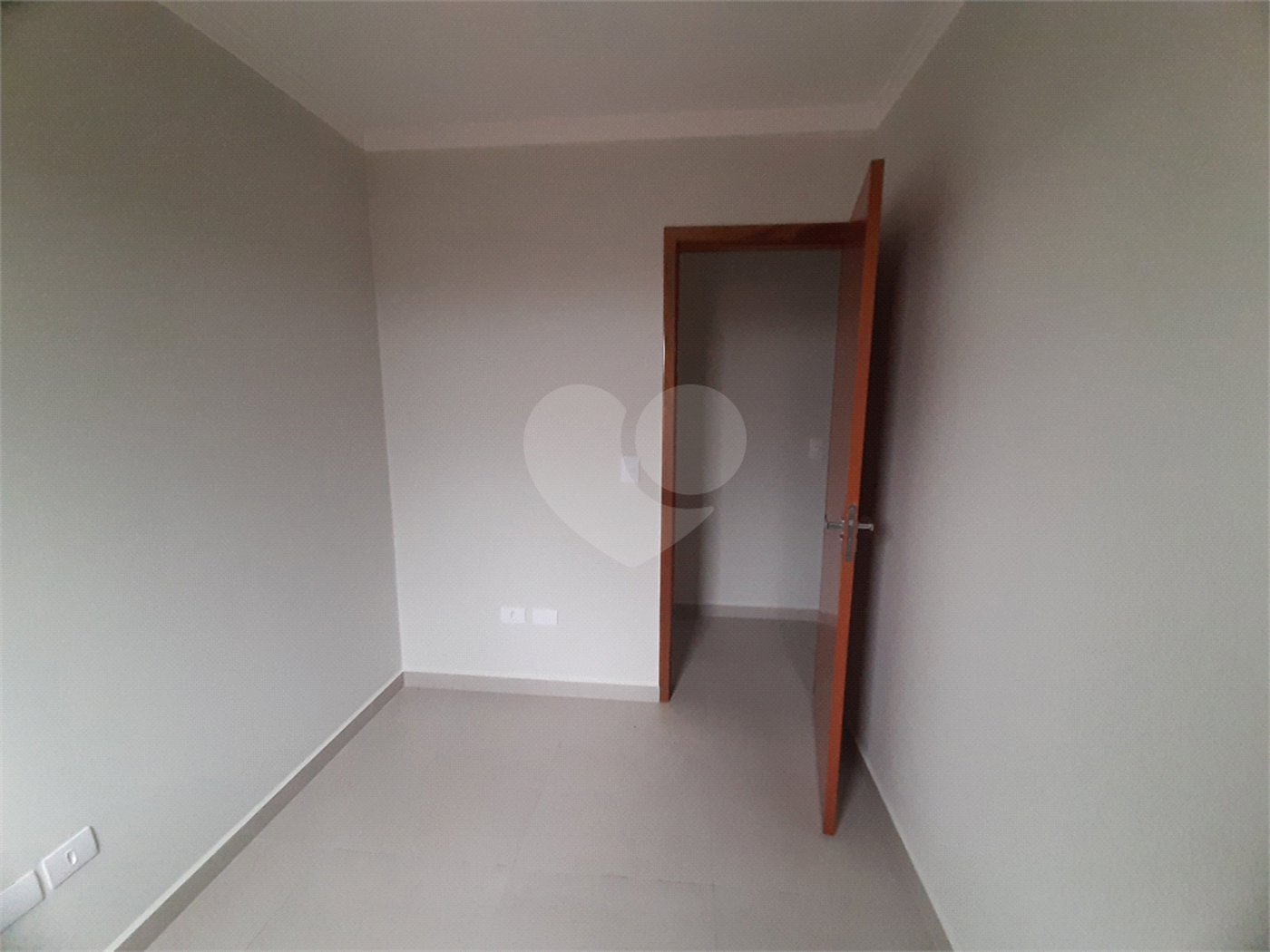 Apartamento COBERTURA com 66m2, 3 quartos, banheiro, sala, cozinha, quintal e 1 vaga