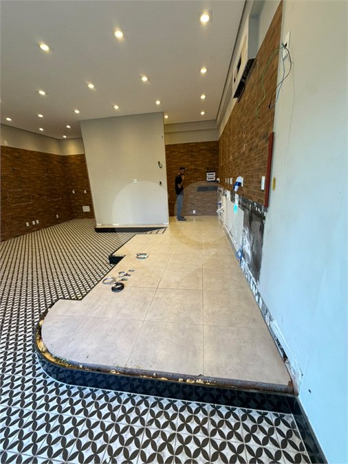 SALÃO COMERCIAL PARA LOCAÇÃO EM INDAIATUBA SP! - Av. Pres. Kennedy! - Salão comercial de 89,64 m² no térreo do Edifício Granada une modernidade, conforto e a melhor localização de Indaiatuba. Destaques do Imóvel: - Espaço Amplo: Salão principal com excelente iluminação natural. - Infraestrutura: