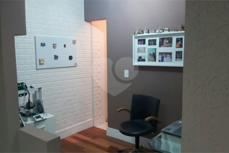 Sobrado com 224m² , 3 dormitórios , sendo 2 suítes , 3 vagas de garagem , 7 banheiros , à venda na Vila Scarpelli em Santo André.