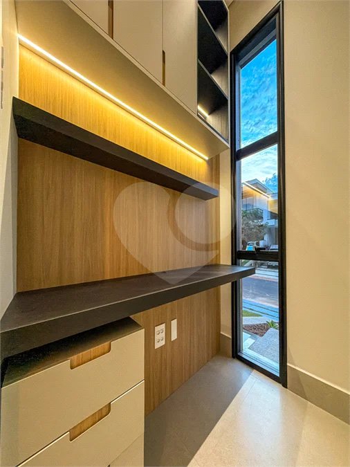Indaiatuba - Condominio Sapezal - R$ 2.400.000,00 - Área Total 360,00 m² - Área Construída 213,32 m² - TÉRREA - 03 suítes sendo a master com closet; - Escritório; Lavabo; Cozinha com cooktop e planejados; Gourmet com churrasqueira; Ambientes preparados para ar condicionado; Piscina com cascata,