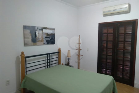 Sobrado espaçoso e bem localizado