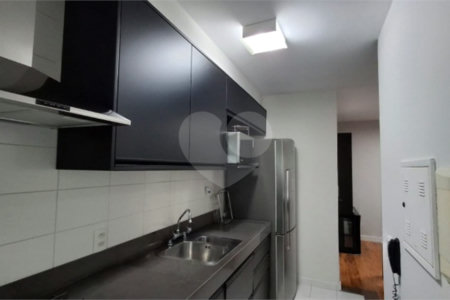 Apartamento com dois dormitórios sendo um climatizado, com duas vagas de garagem.