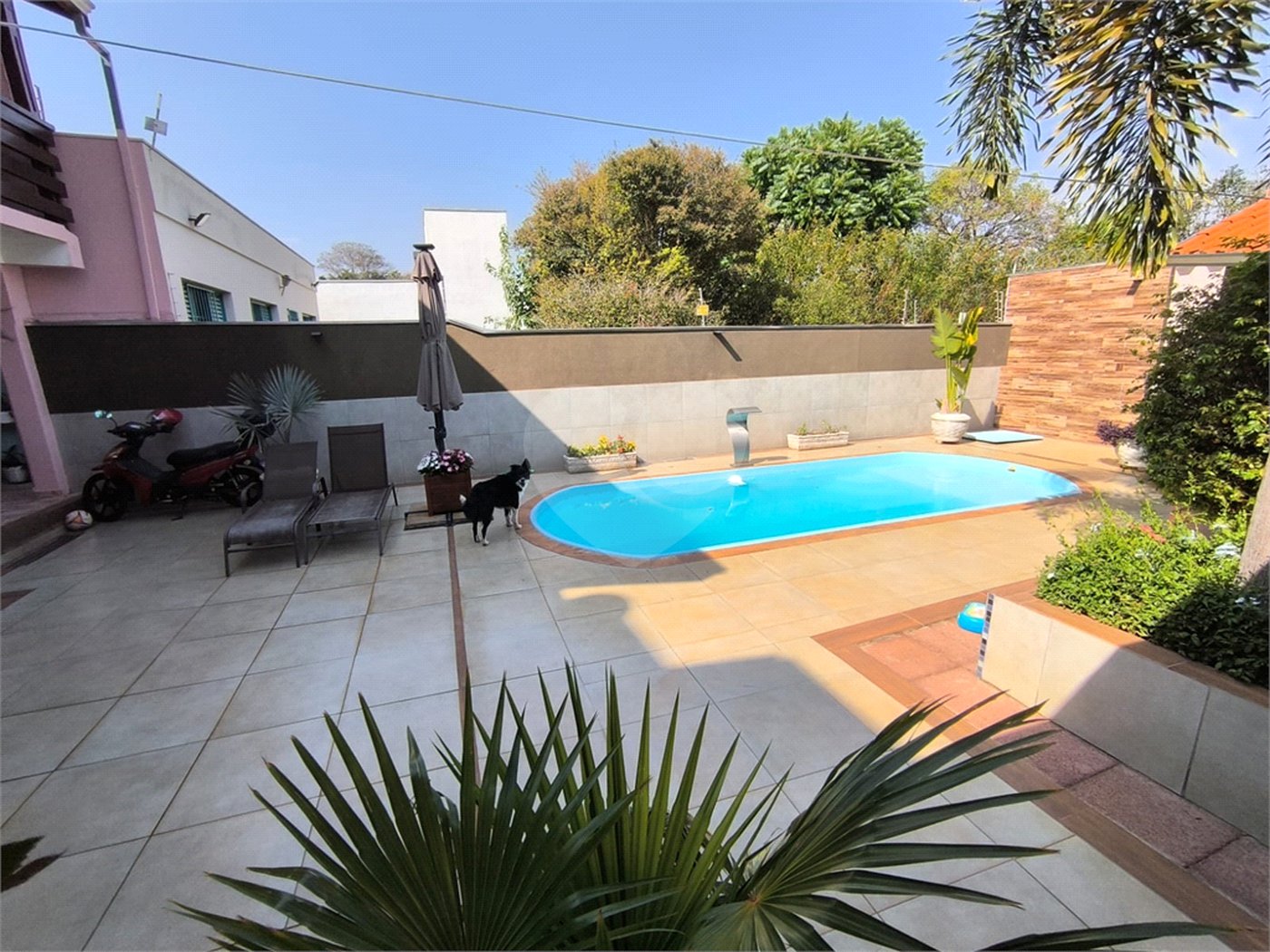 Casa à Venda no Santa Marta com 3 Suítes e Piscina