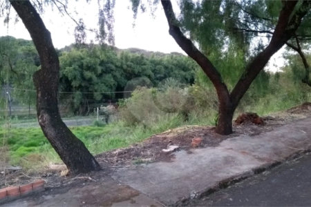 Terreno com 453,50 m² de área total.