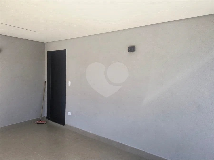 casa térrea, recém construida, 3 dormitórios sendo 1 suíte, 2 vagas de garagem, piscina e espaço gourmet