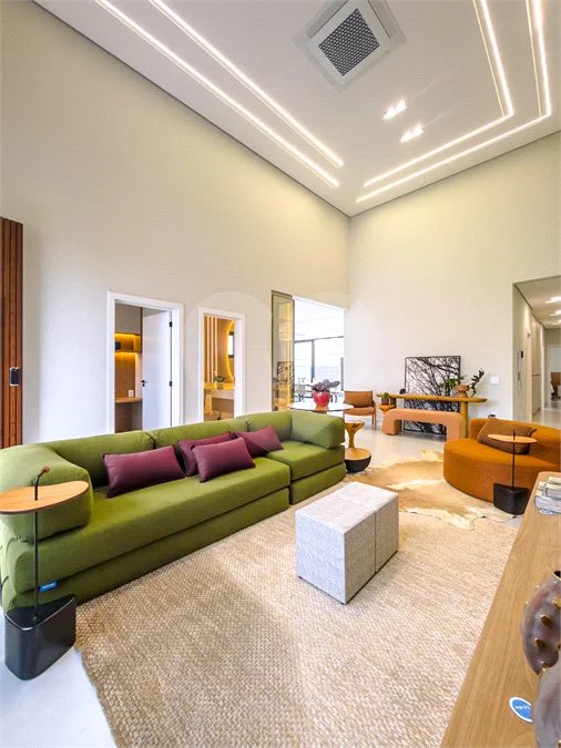 Casa Térrea – Condomínio Maria Cândida - 300 m² de terreno - 212 m² de área construída - 4 vagas de garagem, sendo 2 cobertas - Sala de jantar e estar integradas, com pé-direito duplo e cortina - 3 suítes com ar-condicionado, sendo 1 master com closet – planejado – Roupeiro – Escritório - Cozinha