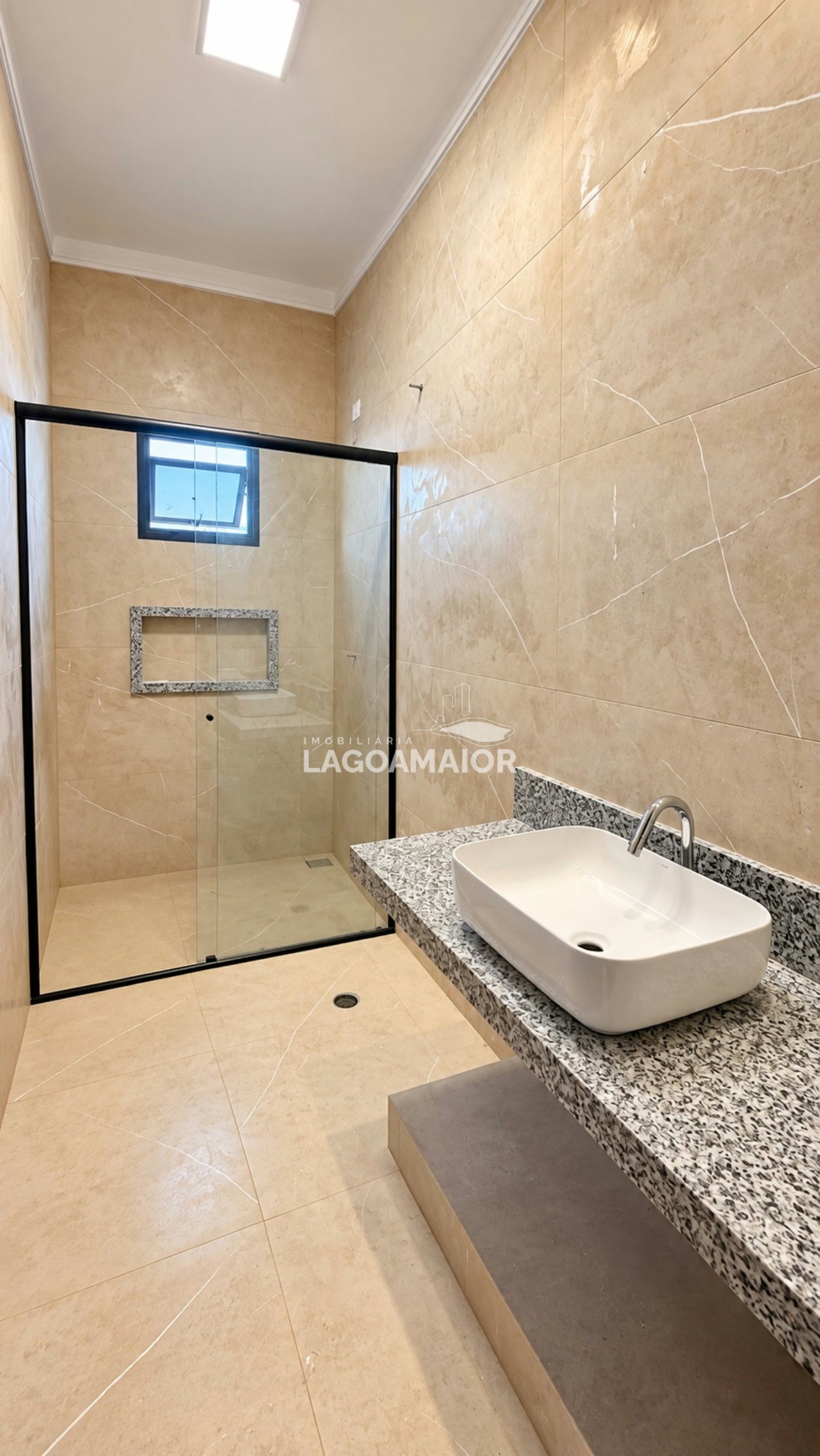 Casa à venda com 3 quartos, sendo 1 suíte, no condomínio Terra Ville, Três Lagoas - MS