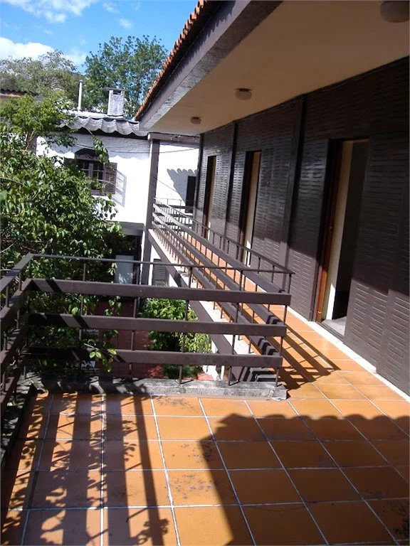Sobrado em estilo Tudor com edícula independente à venda –