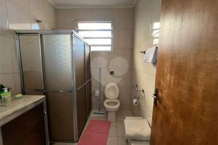 Ampla casa no condomÍnio Parque Fehr, contendo: