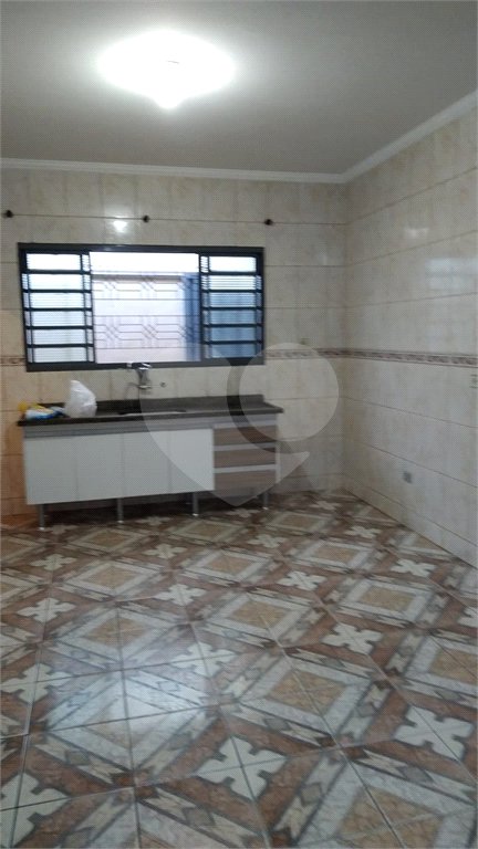 Casa Térrea com 3 dormitórios, sendo 1 suíte.