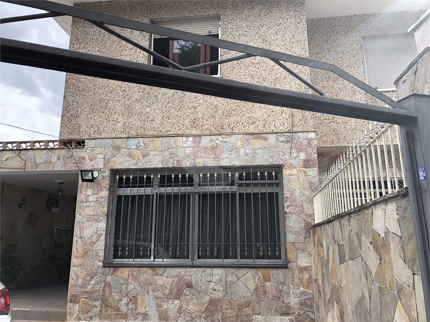 sobrado na Região do Jardim França próximo da Padaria Paris, com 3 dormitórios, 3 vagas de garagem,