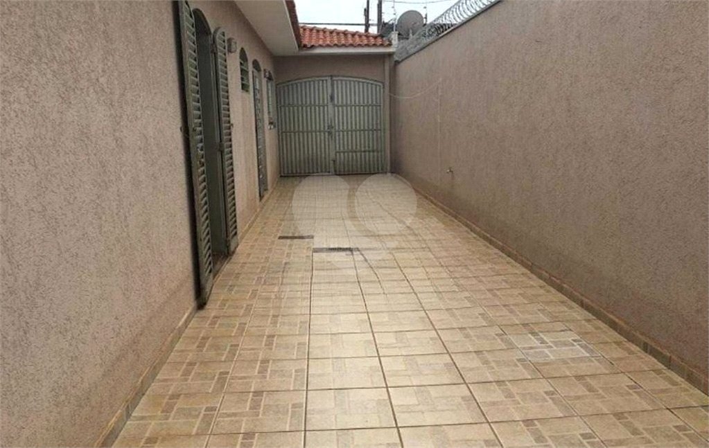 Casa térrea com 3 dormitórios, sendo 2 suítes.