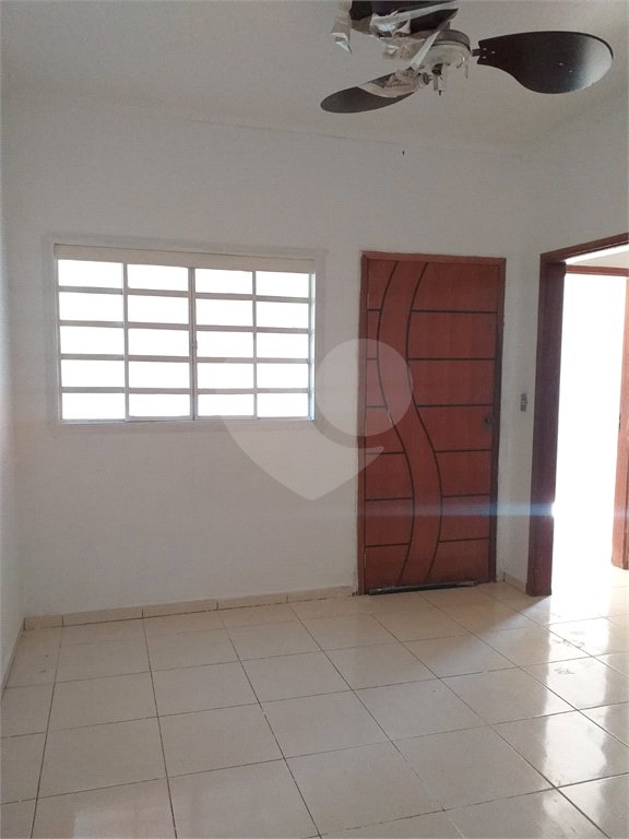 Casa térrea para venda, na cidade de Araraquara/SP.
