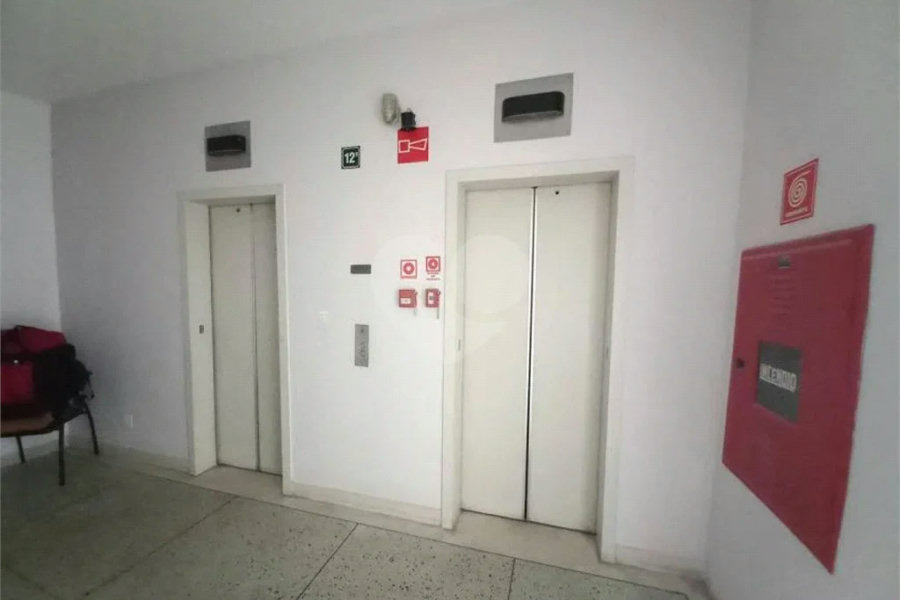 Ótima sala para escritório com 37 m², possui 2 ambientes.