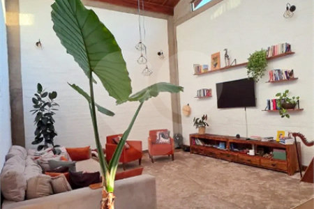 Refúgio de Alto Padrão em Condomínio Fechado: Natureza, Charme e 5.500m² de Terreno