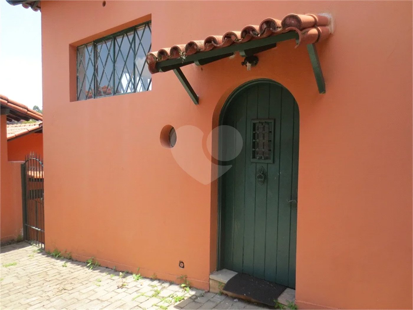 Casa no Pacaembu com ótima distribuição e amplo quintal em terreno em declive
