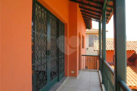 Casa no Pacaembu com ótima distribuição e amplo quintal em terreno em declive