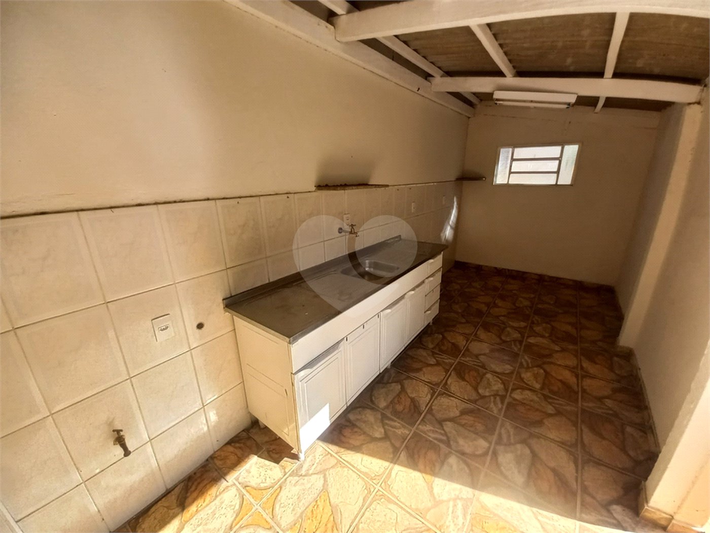 Casa térrea com 2 dormitórios.