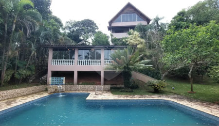 Casa à venda com 6 quartos, sendo 2 suítes,  no condomínio Alpes D'ouro, Bom Jesus dos Perdões - SP