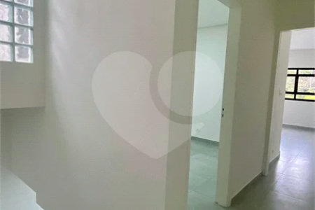 Sobrado com 3 andares, 350 m², 6 quartos, 2 suítes e 5 vagas para locação no Jardim Anália Franco!