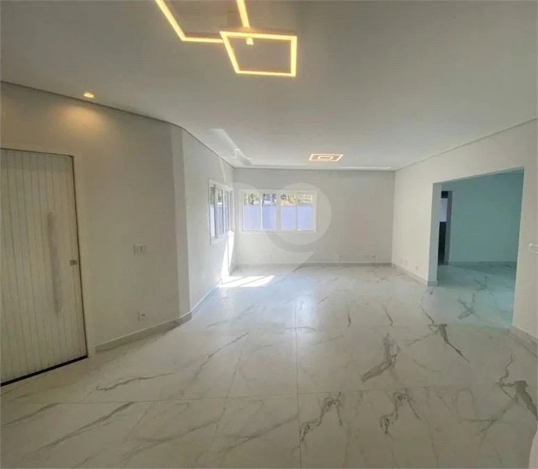 Casa à venda no bairro Dos Casa, em São Bernardo do Campo, com 280 m², 4 dormitórios, 3 suítes, 4 vagas, hidromassagem e fácil acesso às principais rodovias.