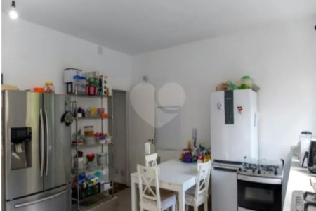 Sua oportunidade única na Vila Gumercindo! Casa espaçosa de 257m² com 4 dormitórios (sendo 2 suítes), 2 vagas de garagem e excelente localização, venda.