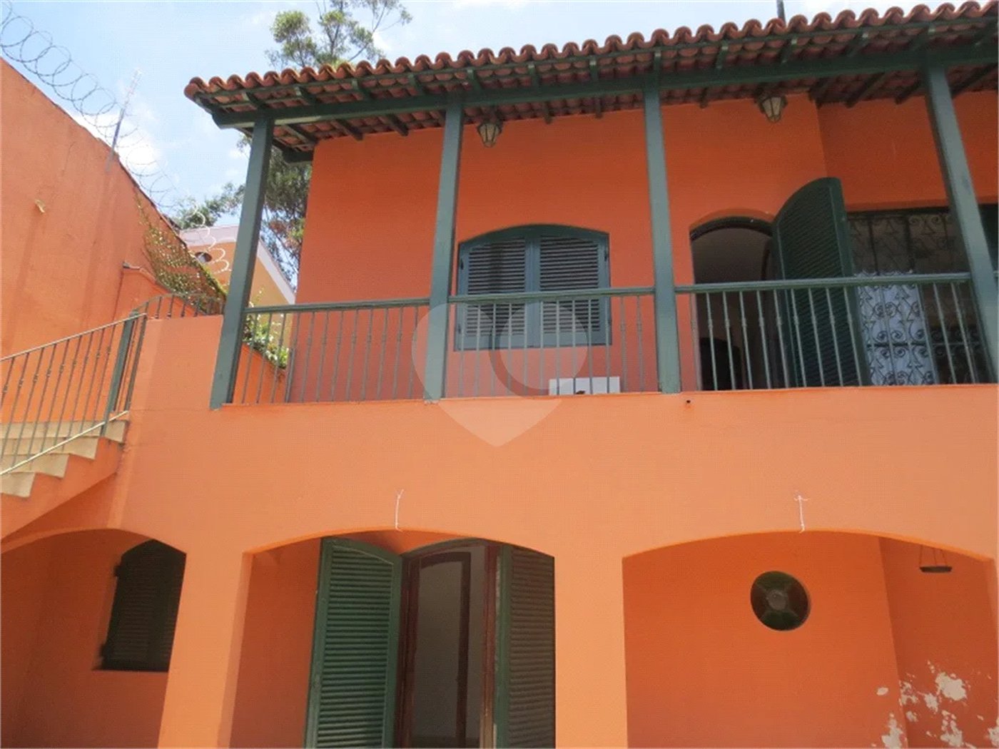 Casa no Pacaembu com ótima distribuição e amplo quintal em terreno em declive