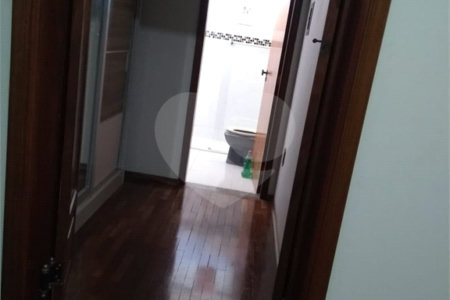 Sobrado com 4 dormitórios, sendo 1 suíte.