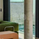 Indaiatuba - Condominio Villa Sapezal - 318 m² de Terreno - 230 m² de Área Construída - 3 suítes, sendo 1 Master com closet planejado - Sala de TV - Sala de estar integrada à Sala de jantar - Cozinha com móveis planejados - Despensa - Escritório planejado - Lavabo - Piscina com preparação para aquec
