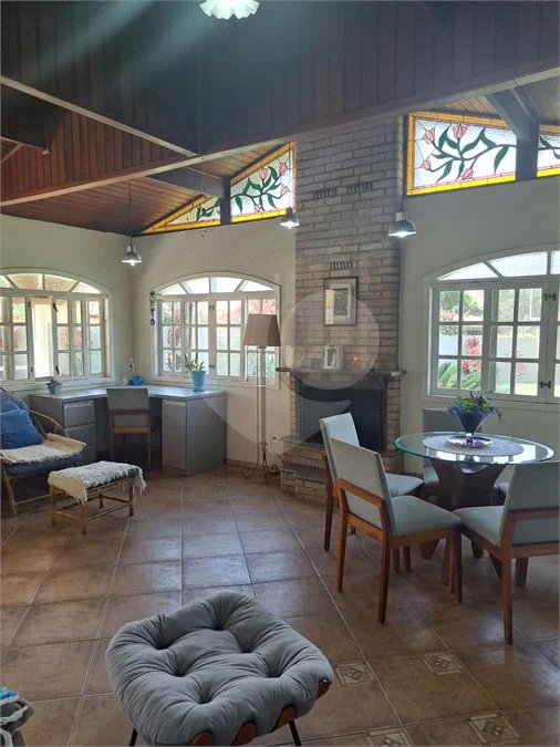 Casa Ampla com 5 Dormitórios, Piscina e Lazer Completo em Terreno de 1.260 m²