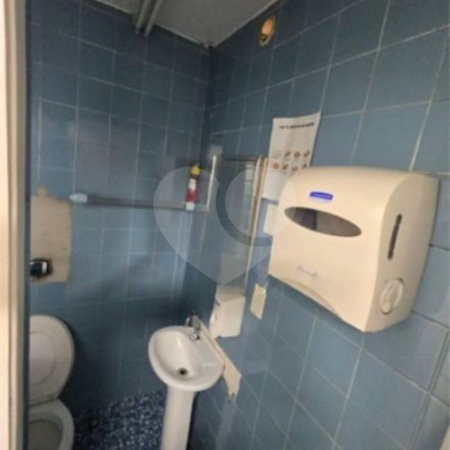 Prédio Comercial com 300m² , 3 pavimentos , refeitório , 2 banheiros , à venda no Brás.