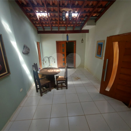 Casa térrea com piscina no Residencial Samambaia.