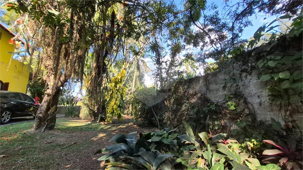 Casa com Piscina, Sauna e Edícula em Rua Arborizada no Tremembé
