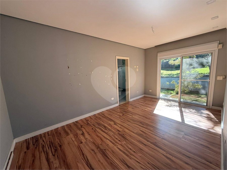Casa alto padrão condomínio fechado em Atibaia com 4 suítes e ampla área de lazer, espaço gourmet, piscina, 6 vagas garagem